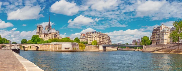 Párizs, panoráma Notre-Dame katedrális felett folyó Szajna — Stock Fotó