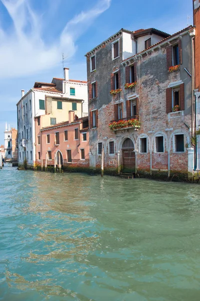 Casas antiguas cerca de Canal Grande en un día de verano en Venecia —  Fotos de Stock