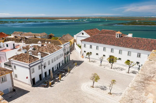 Place de la ville au bord de la mer, Algarve, Portugal — Photo