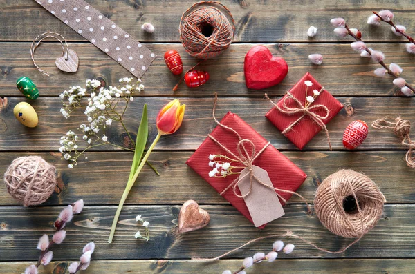 Bovenaanzicht van houten tafel met lentedecoratie, wrapp — Stockfoto