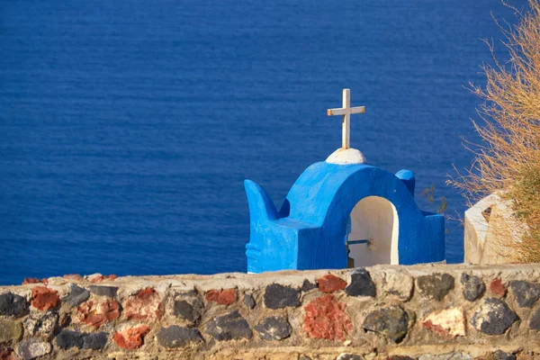 Korset över det lokala kapellet på Santorini Island i Grekland — Stockfoto