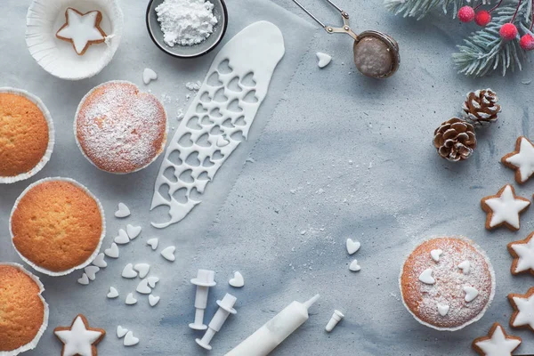 Vista superior da mesa com muffins polvilhados com açúcar, icin fondant — Fotografia de Stock