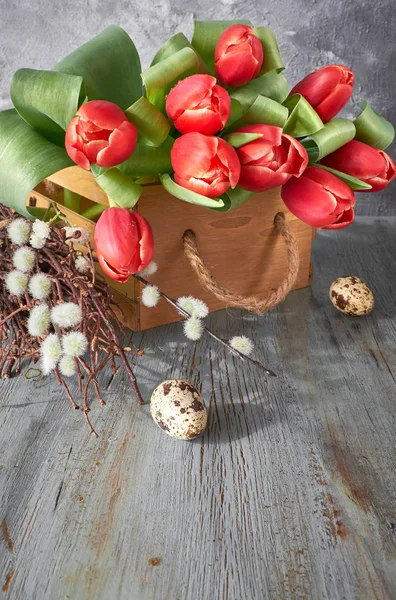 Fundo de celebração de primavera: grupo de tulipas vermelhas, decoração de primavera — Fotografia de Stock