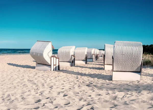 Sillas de playa de madera en la costa del Mar Báltico — Foto de Stock