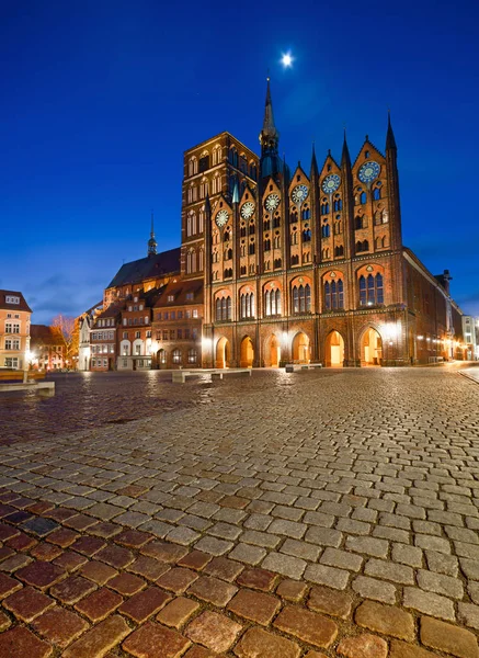 Câmara Municipal Velha e Igreja de São Nicolau à noite, Stralsund — Fotografia de Stock