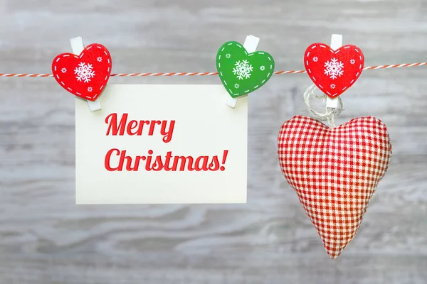 Красное текстильное сердце и открытки "С Рождеством Христовым!" hanging o — стоковое фото