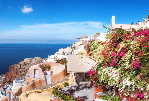 Pueblo de Oia, isla de Santorini, Grecia, en un día brillante —  Fotos de Stock