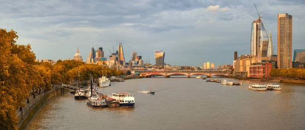 Londra, Thames nehrinin üzerinden St. Paul katedrali ve Black — Stok fotoğraf