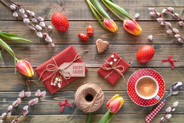 Vista aérea de la mesa de madera con decoraciones de primavera, café —  Fotos de Stock