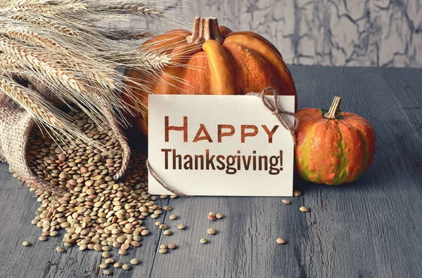 Arreglo de otoño en madera y saludo "Feliz Acción de Gracias" en —  Fotos de Stock