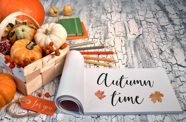 Lettering "Autumn time" with Autumn leaves in block note on rust — Stockfoto