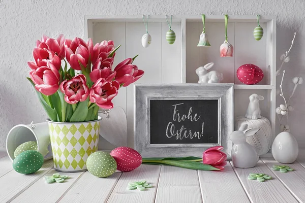 Tavaszi háttér húsvéti dekorációval és krétával. — Stock Fotó