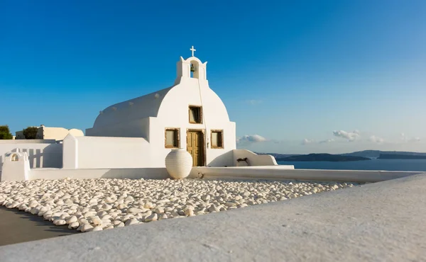 Viewing point next to local Orthodox Church in Oia, Santorini — Stockfoto