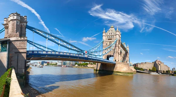 Panoramic image of Tower Bridge in London on a bright sunny day — Stock Photo, Image