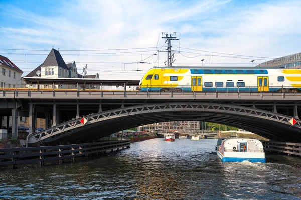 Berlín, vlak na železném mostě ve Friedrichstrasse přes řeku — Stock fotografie