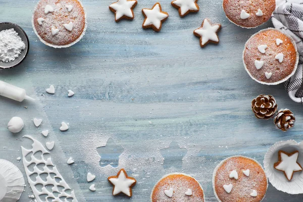 Top utsikt över bordet med socker-strös muffins, fondant icin — Stockfoto