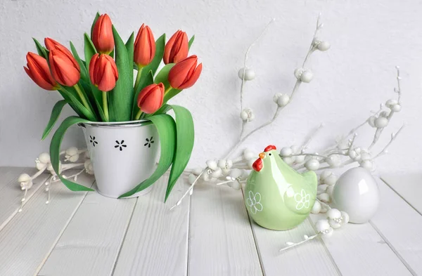 Пасхальные открытки дизайн с кучей красных тюльпанов, керамический он — стоковое фото
