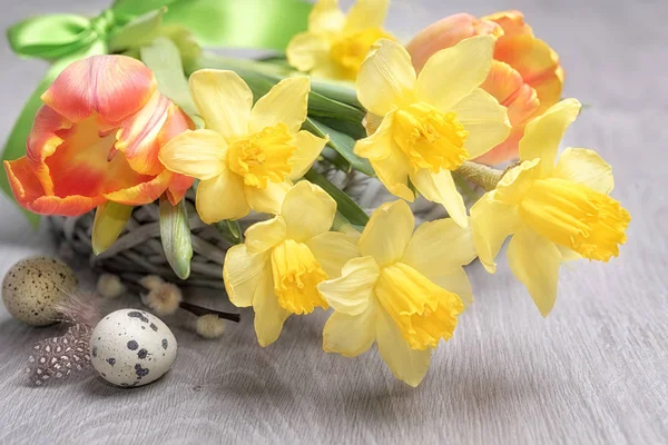 Arranjo de flor de Páscoa com narcisos amarelos — Fotografia de Stock