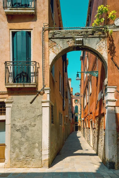 Smalle straat in Venetië — Stockfoto