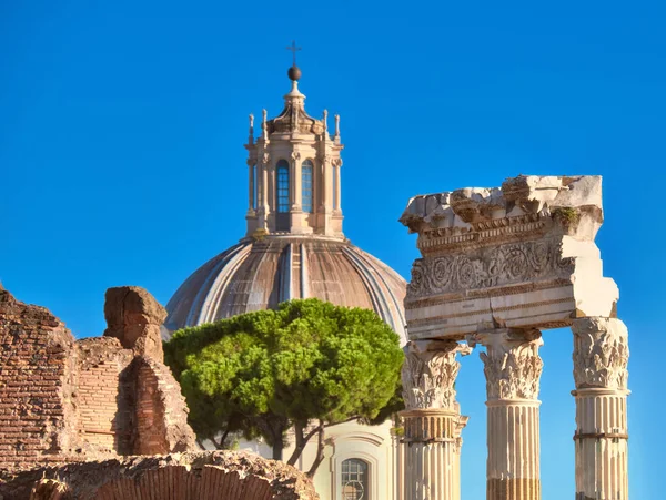 Closeup on columns of Roman Forum with church cupola in Rome, It — Stock Photo, Image