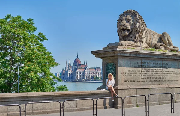 Blond female tourist on the famous Chain Bridge in Budapest — 스톡 사진