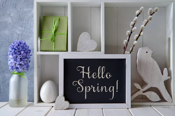 Wiosenne tło z wiosennymi dekoracjami, cipka-wierzba, hya — Zdjęcie stockowe
