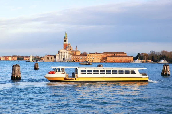 Venedik, İtalya 'daki lagündeki sarı ve beyaz turist teknesi. — Stok fotoğraf