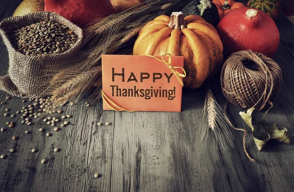 Arreglo de otoño en madera y saludo "Feliz Acción de Gracias" en —  Fotos de Stock