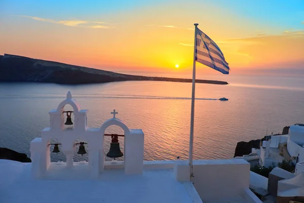 Griekse vlag op een lokale kapel in Oia, Santorini — Stockfoto