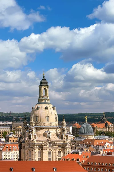 Воздух на крышах Старого Дрездена и Фрауэнкирхе — стоковое фото