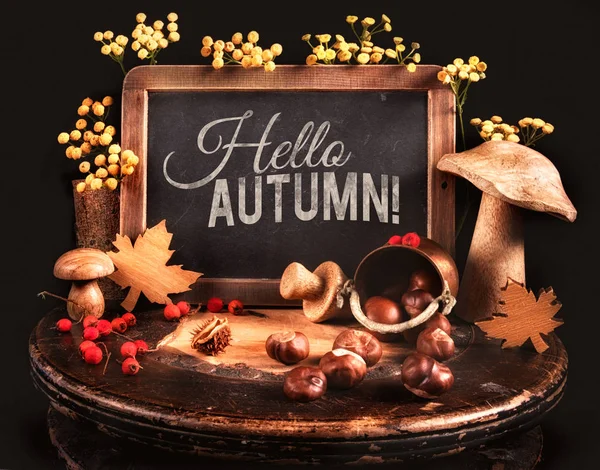 Jesienna martwa natura z dekoracjami jesiennymi na czarnym, tekst — Zdjęcie stockowe