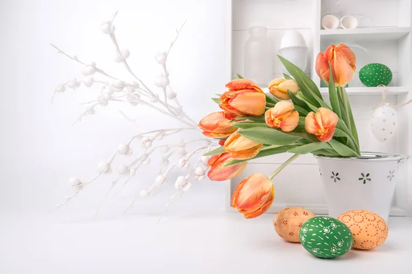 复活节问候设计与一束郁金香和彩绘鸡蛋 — 图库照片