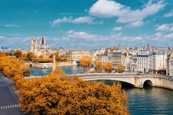 Sonbaharda Paris 'te Notre-Dame Katedrali — Stok fotoğraf