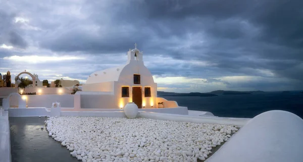 Uma capela ortodoxa local em Oia, ilha de Santorini, Grécia — Fotografia de Stock
