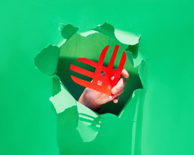 Yaratıcı kağıt yatar, Salı ya da Verme Günü kavramının en üst görüşü. Kağıt işi, uzun gölgeler. Kağıt şeritli kalp elinde. Moda neo-nane renginde kağıtta yırtılmış delik..