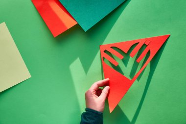 Yaratıcı kağıt, Salı Verme konseptinin en üst görüşü. Geometrik kağıt düz plan, kağıt şeritli kalp, metin alanı. Salı günü vermek, istenmeyen şeyleri dağıtmak için küresel bir cömertlik kampanyası..