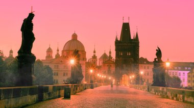 Charles Bridge, Briç Kulesi 'nin silueti ve Çek Cumhuriyeti Prag' da sokak lambalı Aziz heykelleri.