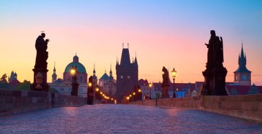 Geceleri Prag, panoramik görüntü. Charles Köprüsü, sabahın erken saatlerinde
