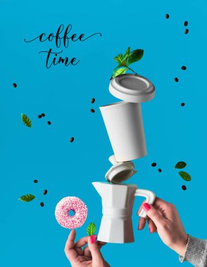 Havaya yükselme modu. Seramik kahve makinesiyle çay tabağıyla espresso bardağı arasında uçan kahve çekirdekleri. Pembe çörekler parmak üzerinde dengelenir. Palmiye yaprakları ve metin kahve saati ile mavi nane arkaplanı..