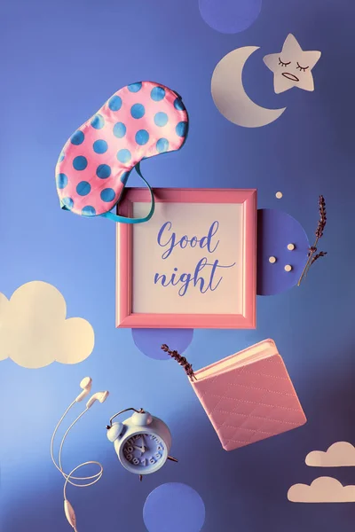 Sano concetto di sonno notturno creativo con testo "Buona notte" su w — Foto Stock