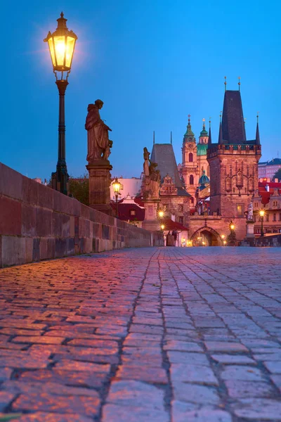 Karlsbrücke bei Nacht mit Heiligensilhouette, Straßenbeleuchtung — Stockfoto