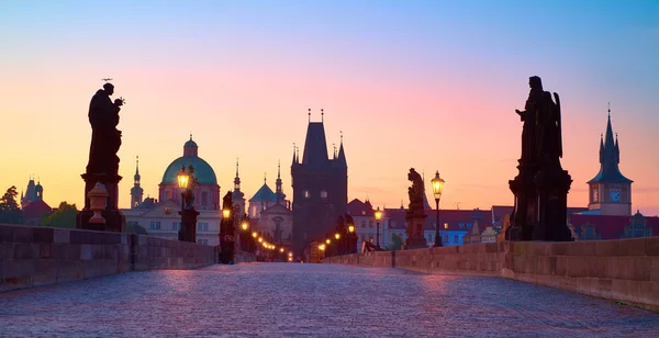 Прага вночі, панорамний образ. Чарльз Брідж на початку мо. — стокове фото