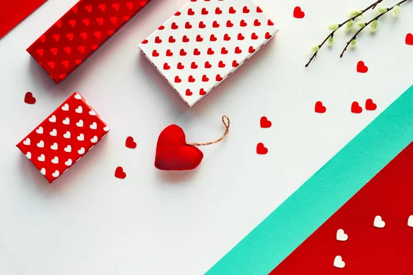 Valentine flat lay, vue de dessus en rouge, blanc et vert menthe couleurs. Géométrique deux tons fond de papier divisé avec des boîtes-cadeaux, coeur textile et chatte fleurs de saule. Joyeuse Saint-Valentin ! — Photo