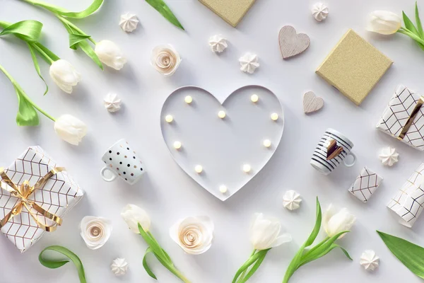 Valentijnsdag platte lay, bovenaanzicht op witte achtergrond met frisse — Stockfoto