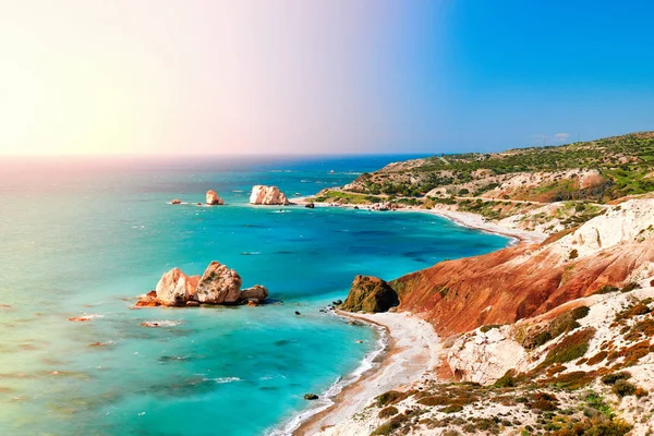 Havs- och stenstrand med vild kust på ön Cypern, Grekland vid Petra tou Romiou landmärke — Stockfoto