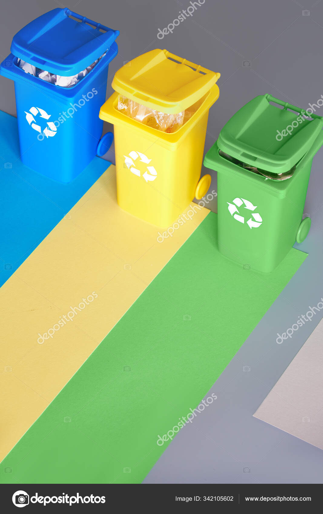 Cubos Reciclaje Diferentes Colores Diferentes Residuos Aptos Para Reciclar  Papel Vector de stock por ©Tacka 242494770