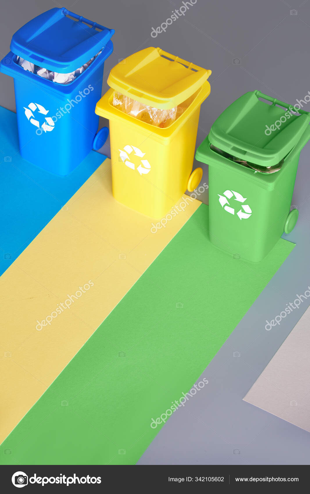 Tres contenedores de reciclaje codificados por colores imagen isometrica sobre fondo de papel de capas geometricas