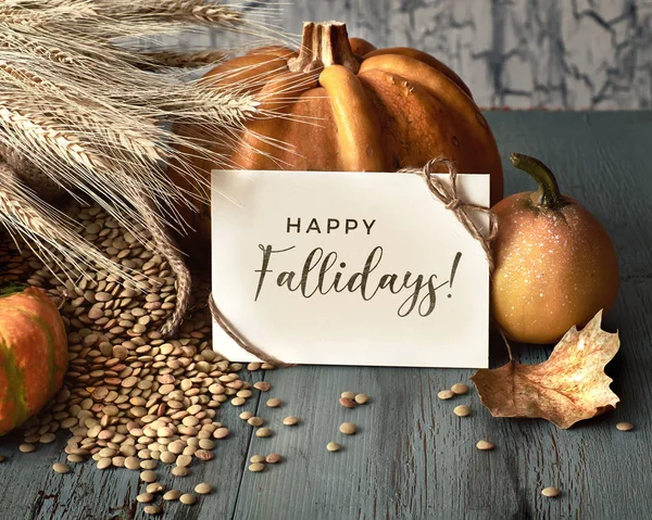 Arreglo de otoño en madera y saludo "Felices fiestas" en el coche — Foto de Stock