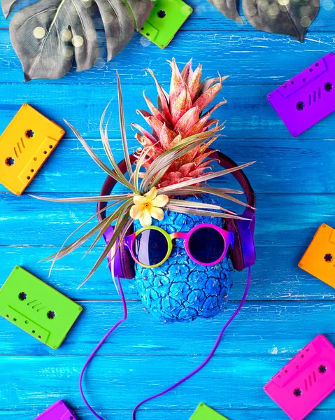 Retro 90s disco music concept. Hipster pineapple character in re — Stok fotoğraf