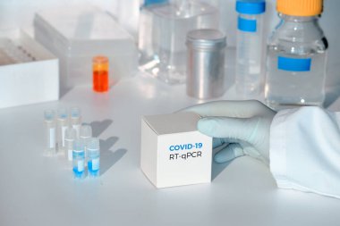 Covid-19 Coronavirus test kiti. 2019 ncov PCR tanı kiti. Eldivenle birlikte kutuyla birlikte. Rt-PCR kiti hasta örneklerinde covid19 virüsü tespit etti. 